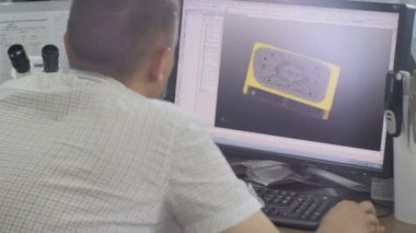Kazan, Tataristan/Rusya - 11 Mayıs 2016: Kamera hamle Beyaz gömlekli ayrıntılı 3d model projelendirme programında 11 Mayıs kazan yapma genç mühendis geçmiş