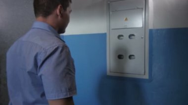 Kazan, Tataristan/Rusya - 11 Mayıs 2016: Tişörtlü ciddi adam açık geçiş panosu kapı ve gösterileri yaşayan modern dijital metre üzerinde 11 Mayıs kazan salon ev