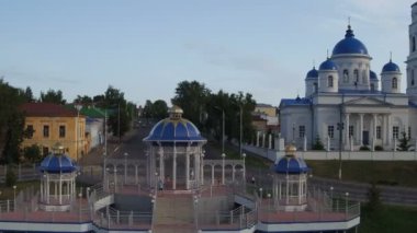 Kazan, Tataristan/Rusya - 11 Mayıs 2016: Flycam merdiven ve rotundas eski kilise ve mavi gökyüzü karşı temiz sakin kasaba güzel park üzerinde 11 Mayıs kazan taşır