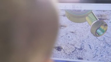 Kazan, Tataristan/Rusya - 11 Mayıs 2016: Closeup arka görünümü mühendis metre ayrıntılı 3d model bir program, güçlü bilgisayar ile 11 Mayıs kazan çalışır