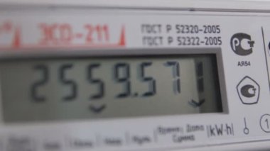  Beyaz plastik durumda dijital metre