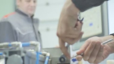 Kazan, Tataristan/Rusya - 11 Mayıs 2016: Closeup işçi el vida-somun anahtarı ve adam arka planda denetim masasında üniformalı 11 Mayıs kazan üzerinde katlanmış