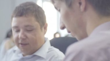 Kazan, Tataristan/Rusya - 11 Mayıs 2016: Closeup ofis çalışanı gömlekli oturan adam büyük ışık odada işyerinde 11 Mayıs kazan ile iletişim kurar