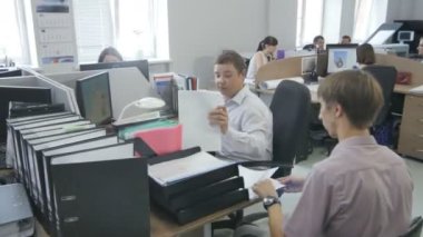Kazan, Tataristan/Rusya - 11 Mayıs 2016: Hareket modern busi office profesyonel çalışanlar tablolar ve 11 Mayıs kazan klasörlerdeki belgeleri ile birlikte