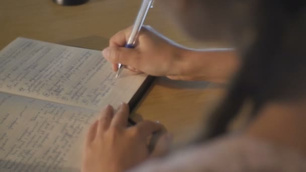 俄罗斯 2016年5月11日 背面视图特写女人在5月11日在喀山的重要技术会议笔记本上用漂亮的钢笔做笔记 — 图库视频影像