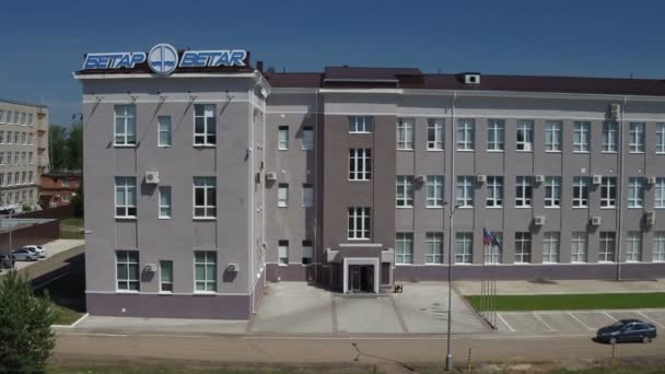 日カザンでの車の運転で日当たりの良い通りの Betar ロゴ付けの建物の近代的な工場管理に沿ったカザン タタールスタン共和国 ロシア連邦 2016 モーション — ストック動画