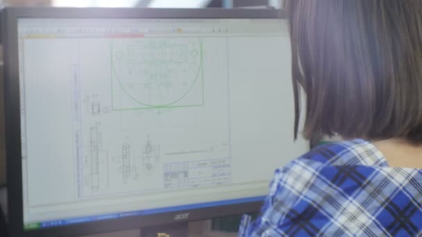 俄罗斯 2016年5月11日 特写背面视图短发女工程师工作与绘图在工作场所的计算机程序在5月11日在喀山 — 图库视频影像