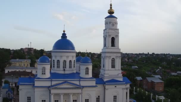 Mavi çatılı eski kilise — Stok video