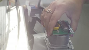 Kazan, Tataristan/Rusya - 11 Mayıs 2016: Eller Closeup kadın üzerinde 11 Mayıs kazan negrophobic üretim tesislerinde modern laboratuvar test standında su metre cihazı koymak yüzük