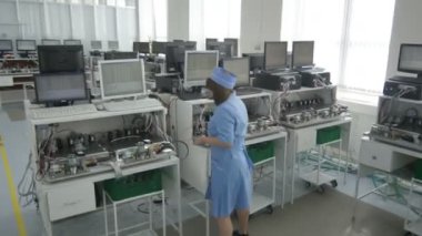 Kazan, Tataristan/Rusya - 11 Mayıs 2016: Kadın üzerinde 11 Mayıs kazan soğuk ve sıcak su metre negrophobic üretim tesislerinde testleri için modern laboratuvar çalışıyor