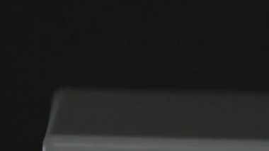 Kazan, Tataristan/Rusya - 11 Mayıs 2016: Kamera gösterir üzerinde 11 Mayıs kazan plaka okuma koyu arka plan negrophobic logosu ile önceki gaz metre biriminin ile arama