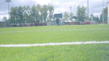 Kazan, Tataristan /Russia - 14 Temmuz 2015: yavaş hareket alt görünümü genç çevik sporcu topu mesafesinde ve büyük modern Stadı nda çimenlerin üzerinde Temmuz 14 kazan başladı