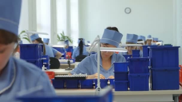 Kazan Tatarstán Rusia Mayo 2016 Mujeres Uniforme Azul Trabajan Mesas — Vídeos de Stock