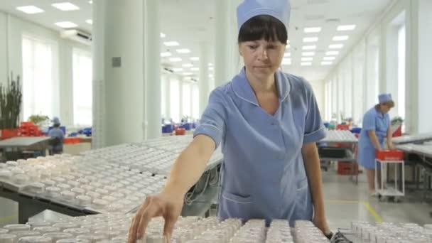 Kazan Tatarstán Rusia Mayo 2016 Mujeres Uniforme Azul Ponen Cubiertas — Vídeo de stock