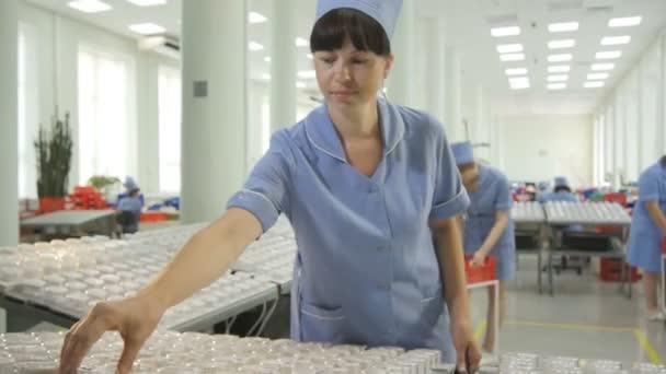 Kazan Tatarstán Rusia Mayo 2016 Mujer Joven Uniforme Azul Pone — Vídeos de Stock