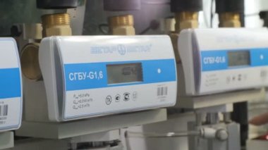 Kazan, Tataristan / Rusya - 11 Mayıs 2016: Kazan 'da 11 Mayıs' ta fabrika laboratuvarında ev halkının modern ölçüm cihazlarını kontrol etmek için test standında el kontrolleri yapılıyor