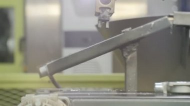 Kazan, Tataristan / Rusya - 11 Mayıs 2016: Beyaz modern yüksek teknolojili Mitsubishi robotik kolu aldı ve 11 Mayıs 'ta Kazan' da taşımacılığa metal yuvarlak detaylar koydu