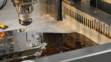 Kazan, Tataristan / Rusya - 11 Mayıs 2016: Kazan 'da 11 Mayıs' ta özel teknik yağ ile kaplanmış ayrıntılı ayrıntılı parçalı modern güçlü metal sondaj makinesi