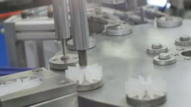 Kazan, Tataristan / Rusya - 11 Mayıs 2016: Kapanış modern otomatik makine dönüşleri ve mekanik kol hareketleri ve taşımacılık ayrıntıları Kazan 'da 11 Mayıs' ta