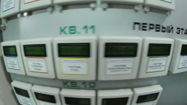 Kazan, Tataristan / Rusya - 11 Mayıs 2016: 11 Mayıs 'ta Kazan' da çağdaş inşaat koridorundaki daireler için modern su gazı elektrik sayaçlarının kapatılması