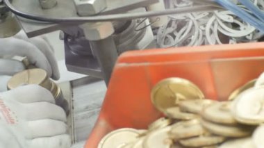 Kazan, Tataristan / Rusya - 11 Mayıs 2016: Mavi üniformalı kadın işçi, 11 Mayıs 'ta Kazan' da iş yerinde hızlı su ölçer derledi