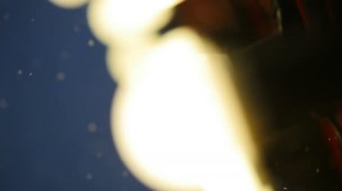 Odaklan. Sarı kabarcık. Elektrik ışığı.