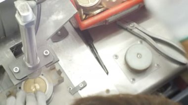 Kazan, Tataristan / Rusya - 11 Mayıs 2016: Eldiven giymiş üst görüşlü kadın işçi, 11 Mayıs 'ta Kazan' da iş yerinde hızlı metal ve plastik su sayacı derledi