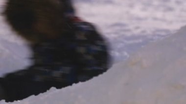 Kazan, Tataristan/Rusya - 12 Ocak 2016: kırmızı kızak crashes sert kar yığın eğlence kış park içine 12 Ocak kazan ağır çekim çocuk