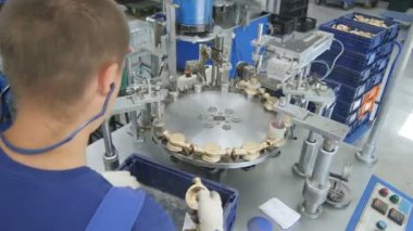 Kazan, Tataristan / Rusya - 11 Mayıs 2016: Arka plan görüşlü üniformalı genç işçi, Kazan 'da 11 Mayıs' ta özel döner makine aracına su sayacı kutuları koydu