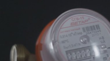 Kazan, Tataristan / Rusya - 11 Mayıs 2016: Kapanış kamerası Kazan 'da 11 Mayıs' ta karanlık odada dönen beyaz plastik ve metal çantalı modern ev Betar su ölçerini gösteriyor