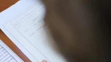 Üstten Görünüm kız kalem bilgilerle çizimde yazar