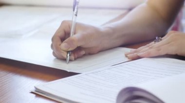 Kadın Belgeler klasörüyle çizime veri ekler