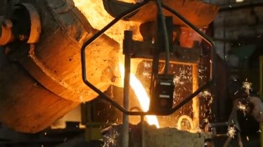 kırmızı sıcak büyük metal parça