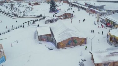 karla kaplı Park'ta yürüyordunuz insanlar