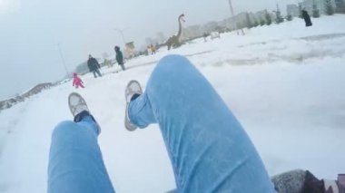 Kazan, Tataristan/Rusya - 13 Aralık 2016: kişi başına sabit kamera bacak ve turist kızakta eğlence parkı özel yolu üzerinde 13 Aralık Kazan gidiş gösterir