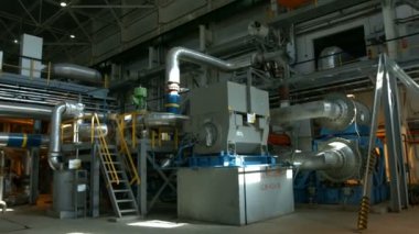 Kazan, Tataristan, Rusya Federasyonu - 12 Haziran 2016: Fotoğraf makinesi hızlı borular ve metal merdiven ile endüstriyel yapılar, büyük güçlü motoru taşır 