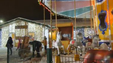 Kazan, Tataristan/Rusya - 13 Aralık 2016: Çocuk anne ve akşam üzerinde 13 Aralık kazan ile aşırı ilgi çekici yerlere kış Park'ta yürüyordunuz insanlar renkli atlıkarınca rides