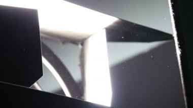 İnşaat arka planında ve ön plandaki siluette toz bulutları uçuşuyor.