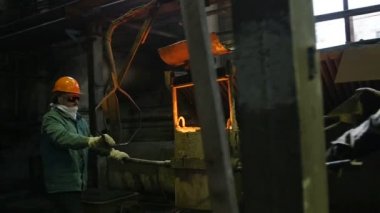 Kazan, Tataristan/Rusya - 12 Haziran 2016: ağır çekim vasıflı işçiler üzerinde 12 Haziran kazan karanlık atölye boyunca sıcak sıvı metal ile beton formun taşıma