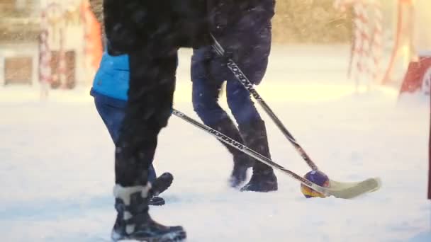 冬の公園で雪の上にボールを持つ子再生ホッケーとスローモーション大人が 日カザンのクリスマス スタイルで装飾されカザン タタールスタン共和国 ロシア連邦 2016 — ストック動画