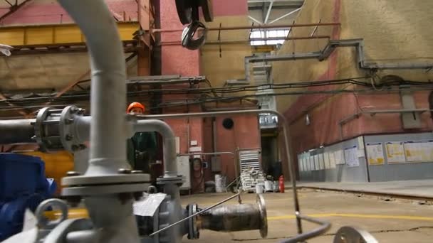 ヘルメットでスローモーション熟練労働者は カザンの 日生産工場ワーク ショップの大きなフックに金属チェーンを修正カザン タタールスタン共和国 ロシア連邦 2016 — ストック動画
