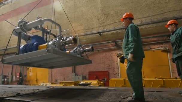 俄罗斯 2016年6月12日 慢动作专业工人控制压缩设备在6月12日在喀山工厂车间的运输 — 图库视频影像