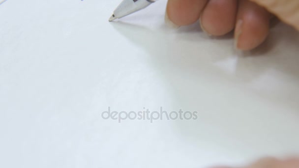 Macro vrouw schrijft gegevens met zwarte Pen op blad in studie — Stockvideo