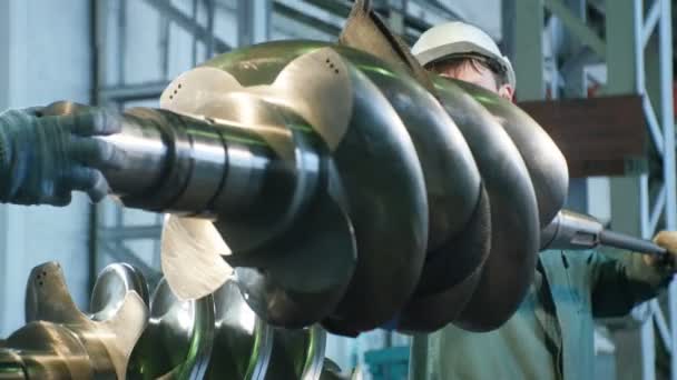 カザン タタールスタン共和国 ロシア連邦 2016 クローズ アップは 制服に労働者を集中し ヘルメット 日にカザンの工場ワーク ショップでリフティングの大きい金属部分を制御 — ストック動画