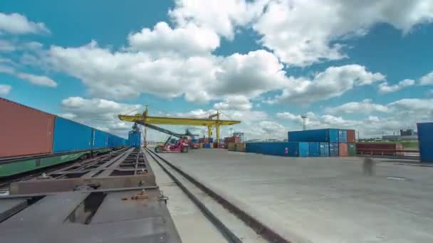 Grue Portique Timelapse Gerbeur Déchargent Les Conteneurs Fret Des Plates — Video