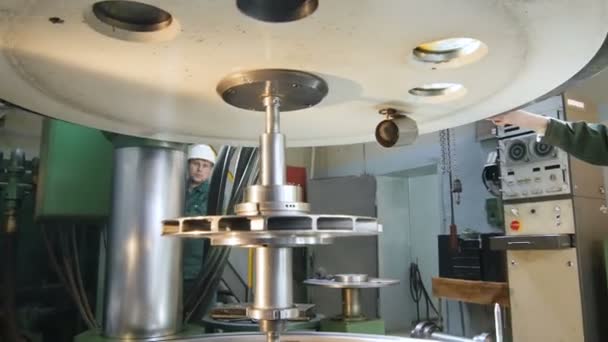 俄罗斯 2016年6月12日 特写工厂员工使用控制杆到下圆机构部分与杆连接与建设在6月12日在喀山 — 图库视频影像