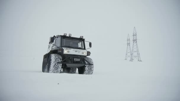 Großer Moderner Outlander Fährt Zeitlupe Auf Schneebedeckter Straße Nebel Gegen — Stockvideo
