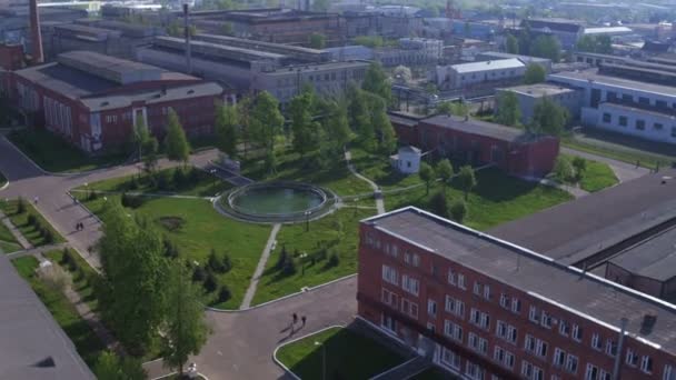 Territorio vegetal con edificios de taller — Vídeo de stock