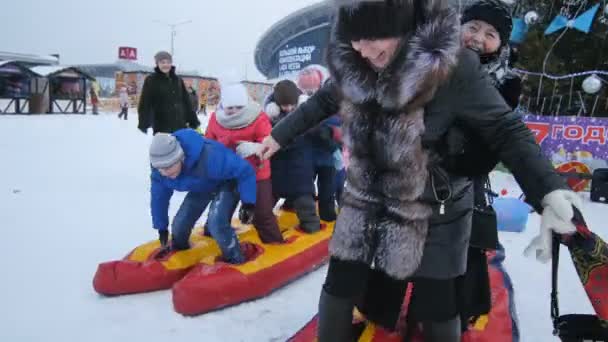 Kazan Tatarstan Rosja Grudnia 2016 Dzieci Dorosłych Chodzić Śniegu Dmuchanego — Wideo stockowe