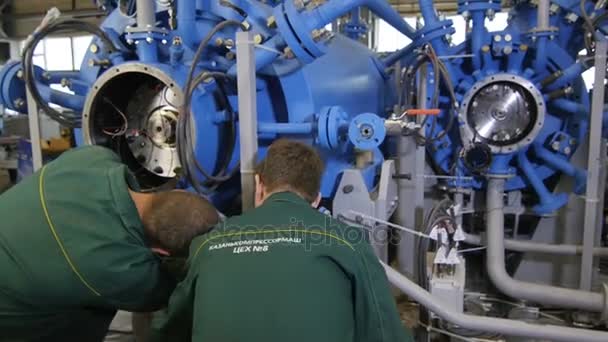 Industriële compressor met pijpen — Stockvideo